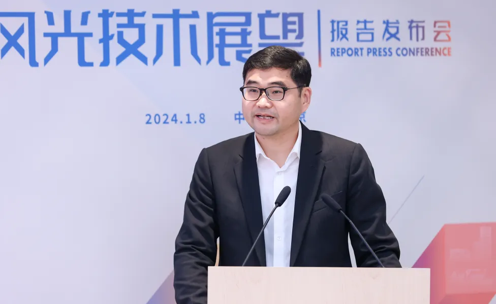 穿着西装笔挺的男子与配字描述已自动生成